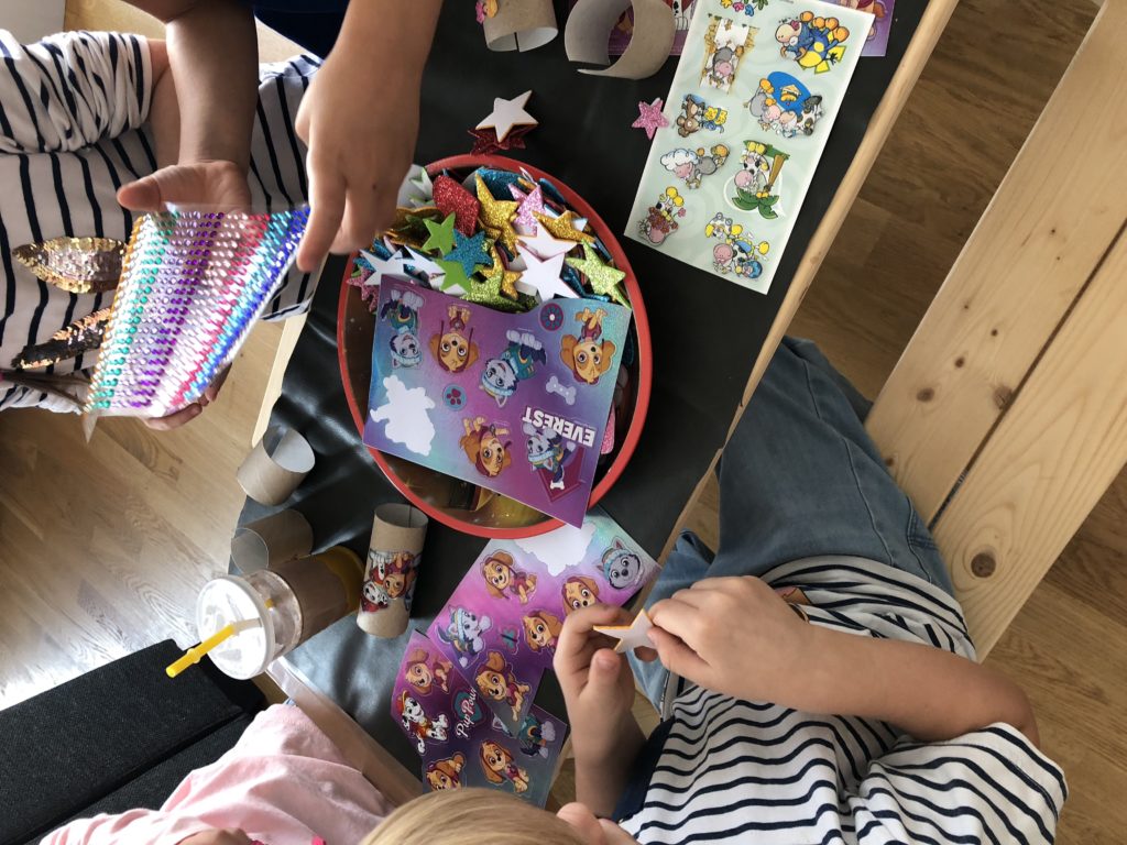 DIY Kindergeburtstag Bastelidee Armbänder