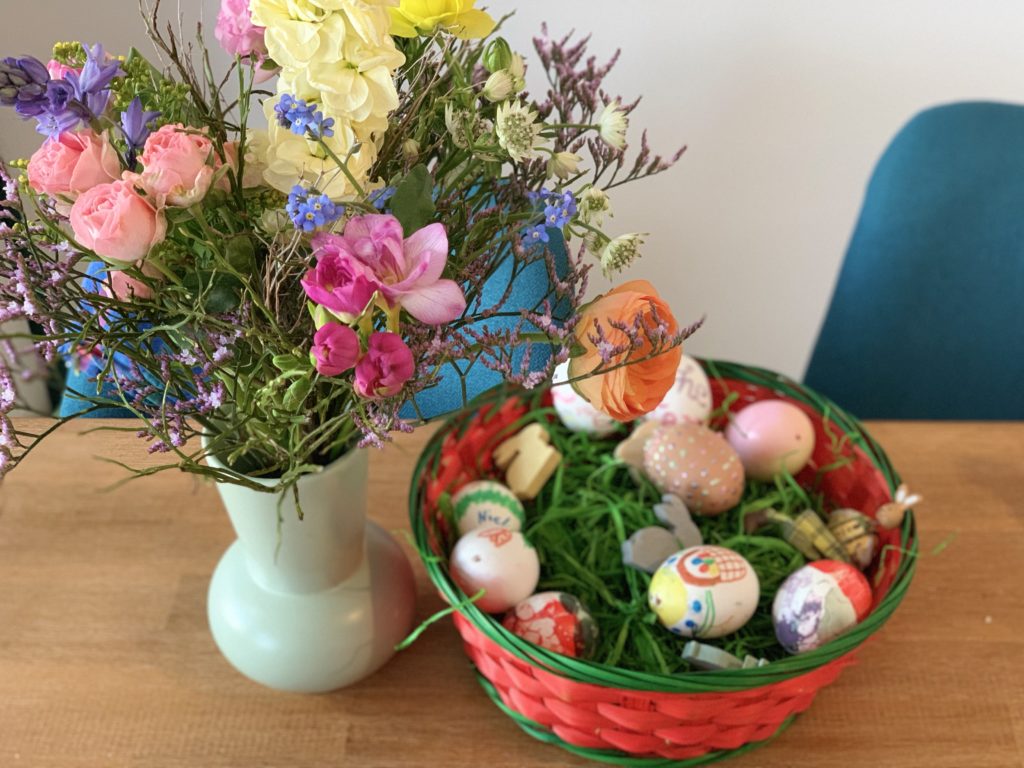 Osternest mit Frühlingsblumen