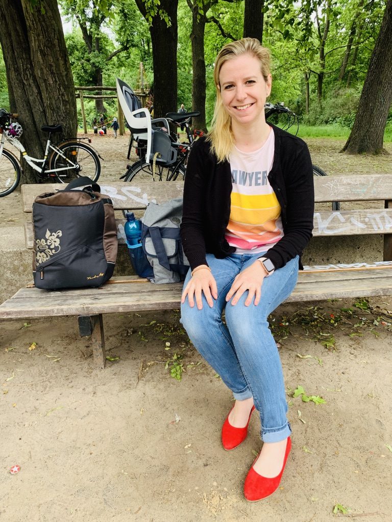 Frau auf Spielplatz Pankow