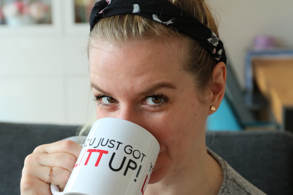 Kaffeetasse Frau trinkt